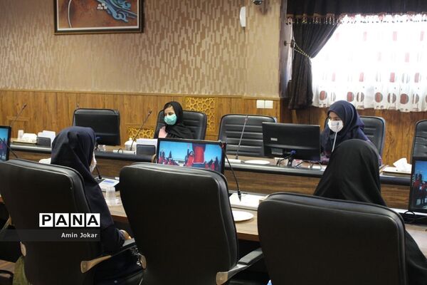 تقدیر از دانش‌آموزان نمونه در فعالیت‌های دانش‌آموزی در دهه کرامت توسط مدیرکل آموزش و پرورش فارس