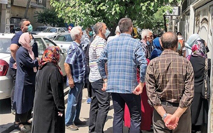 ازدحام سالمندان برای تزریق واکسن با دریافت پیامک‌های اشتباه