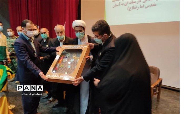 ورزشکار جانباز میانه ای ۱۱ مدال خود را به آستان قدس رضویی اهدا کرد