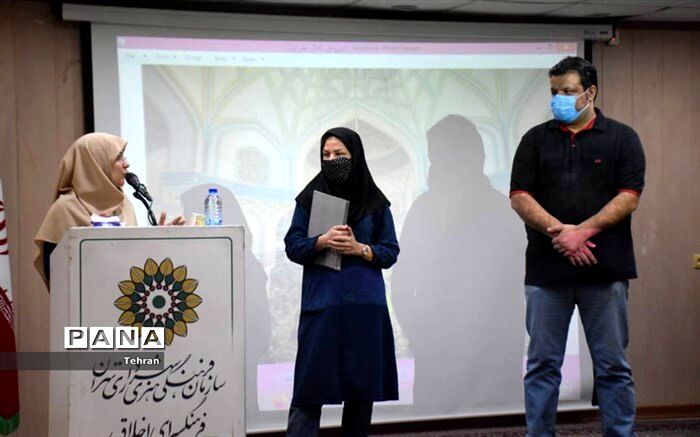 اهدای جوایز برگزیدگان مسابقه عکاسی «لحظه دیدار » در فرهنگسرای اخلاق منطقه ۱۴