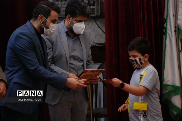 تجلیل از دانش‌آموزان پسر برگزیده مسابقات فرهنگی‌هنری در ناحیه یک شهرری