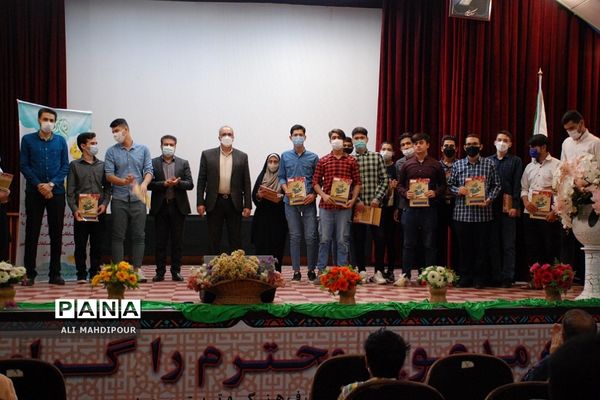 تجلیل از دانش‌آموزان پسر برگزیده مسابقات فرهنگی‌هنری در ناحیه یک شهرری
