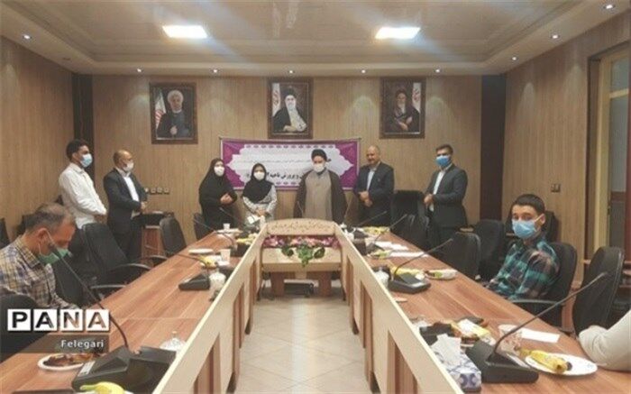 تجلیل از ۱۱ رتبه اول دانش آموزان و فرهنگیان راه یافته به مسابقات قرآن، عترت و نماز کشوری
