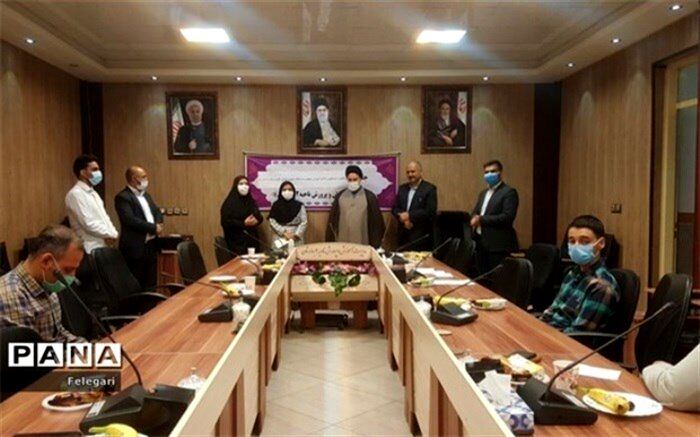 تجلیل از ۱۱ رتبه اول دانش آموزان و فرهنگیان راه یافته به مسابقات قرآن، عترت و نماز کشوری