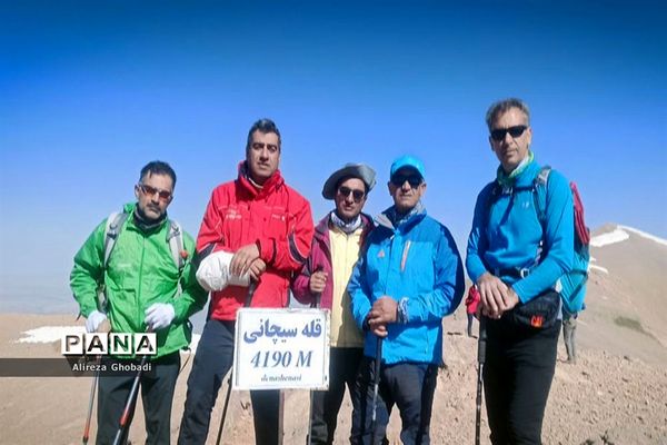 صعود گروه کوهنوردى فرهنگیان اداره کل آموزش و پرورش فارس به قلل حوض دال و سیچانى