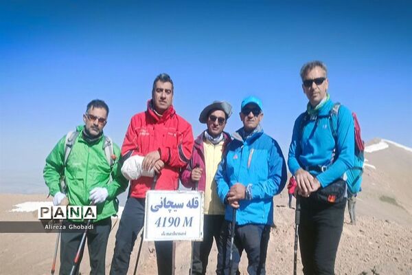 صعود گروه کوهنوردى فرهنگیان اداره کل آموزش و پرورش فارس به قلل حوض دال و سیچانى