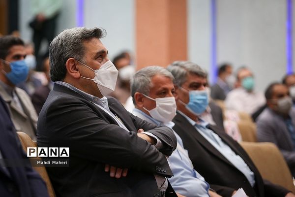 آیین واگذاری ماشین آلات و تجهیزات به مناطق زلزله زده سی سخت و سیل زدگان سیستان و بلوچستان