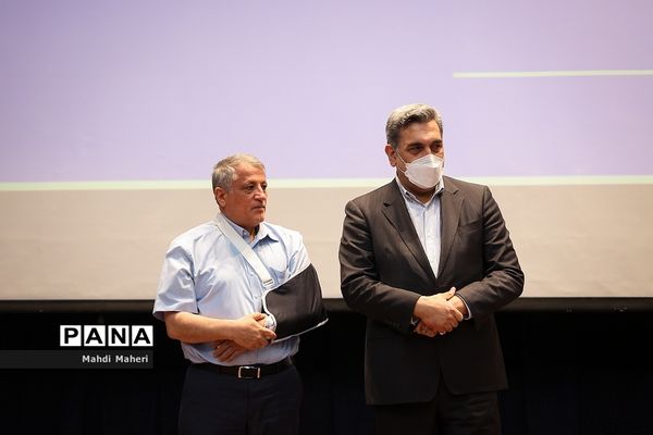 آیین واگذاری ماشین آلات و تجهیزات به مناطق زلزله زده سی سخت و سیل زدگان سیستان و بلوچستان