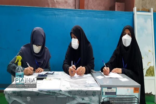 بازدید جهانشاهی  از مراکز واکسیناسیون دانش آموزان، در منطقه ۱۴