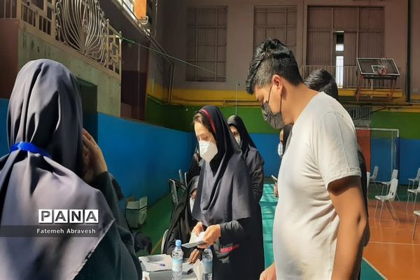 بازدید جهانشاهی  از مراکز واکسیناسیون دانش آموزان، در منطقه ۱۴