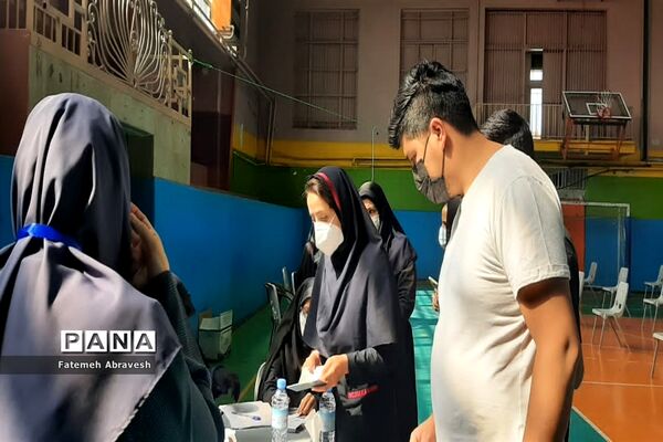 بازدید جهانشاهی  از مراکز واکسیناسیون دانش آموزان، در منطقه ۱۴