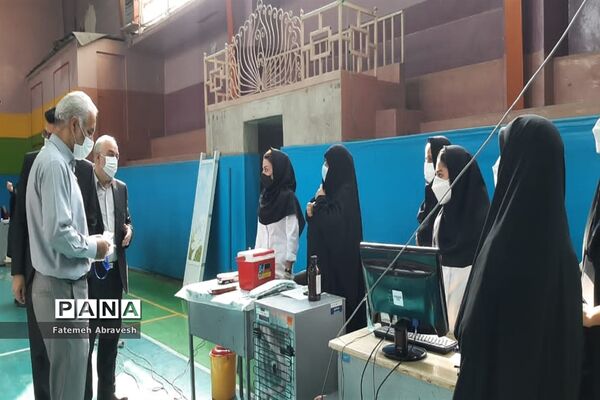 بازدید جهانشاهی  از مراکز واکسیناسیون دانش آموزان، در منطقه ۱۴