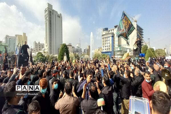 عزاداری پرشور زائرین و مجاورین مشهد مقدس در روز شهادت امام رضا(ع)