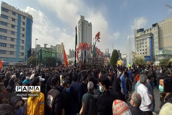 عزاداری پرشور زائرین و مجاورین مشهد مقدس در روز شهادت امام رضا(ع)