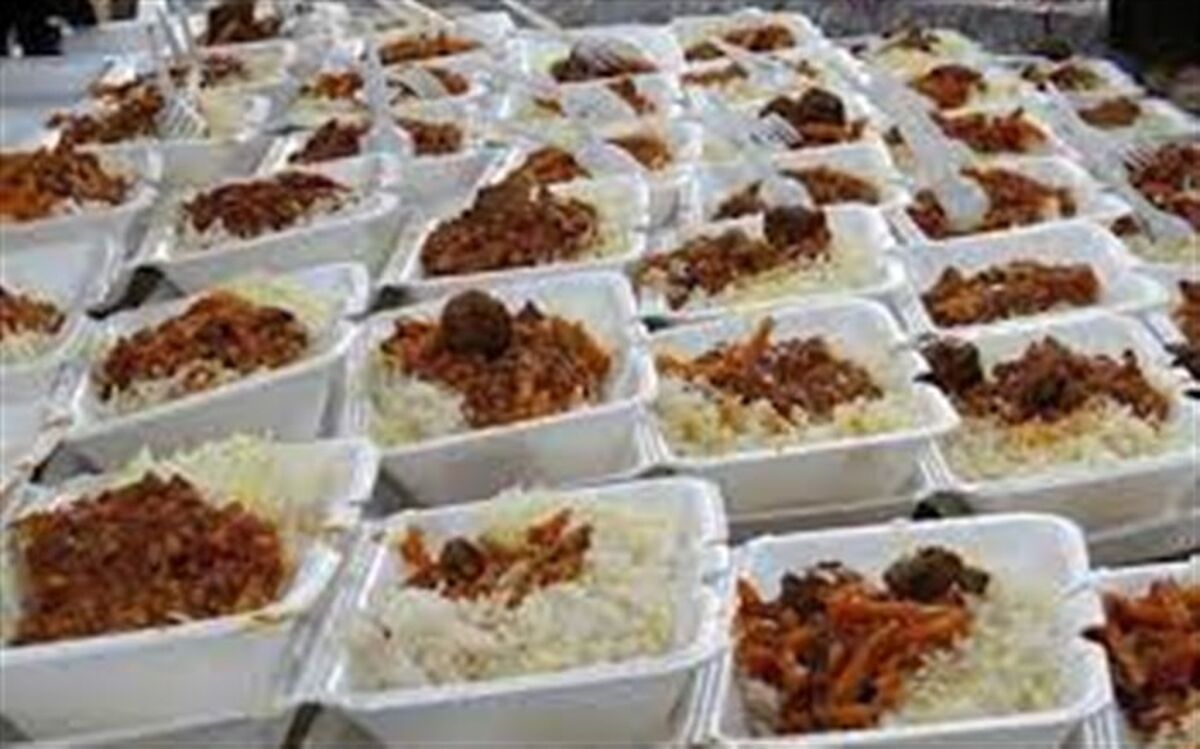 توزیع بیش از 500 پرس غذای گرم بین  نیازمندان بردسکن