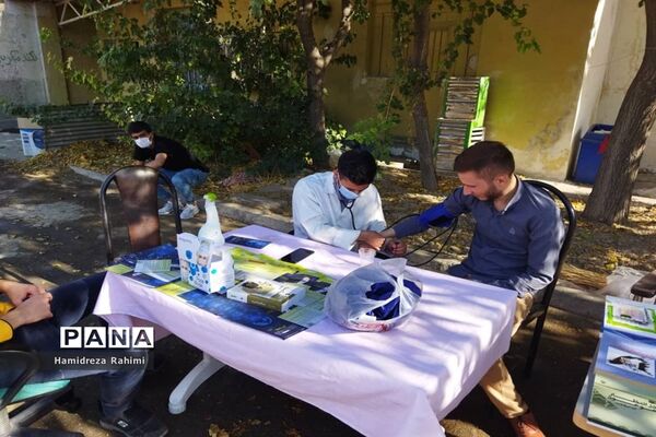 برپایی غرفه‌های مهربانی و کمک‌های مومنانه درمحله کیانشهر منطقه ۱۵