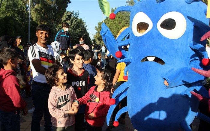 آغاز هفته ملی کودک در قم با آیین شادپیمایی عروسک‌ها 