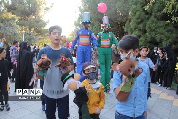 «شادپیمایی عروسک ها» به مناسبت هفته ملی کودک در قم