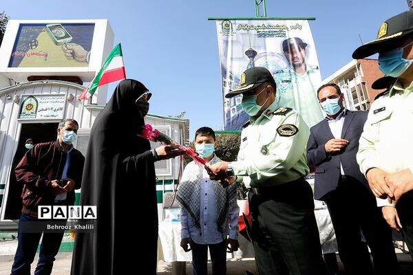 توزیع گل و شیرینی در اولین روز از هفته ناجا