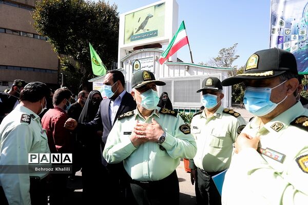 توزیع گل و شیرینی در اولین روز از هفته ناجا