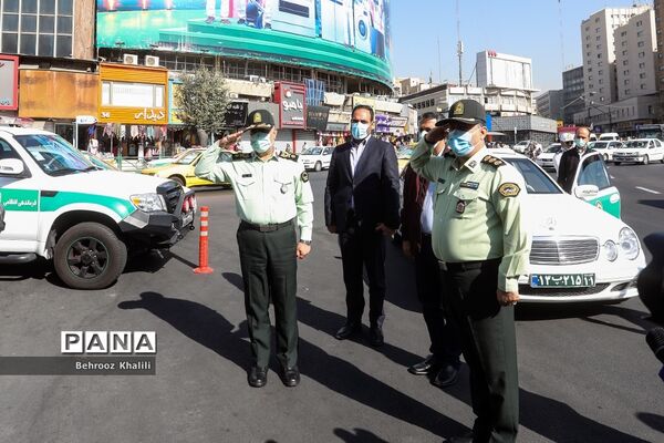 توزیع گل و شیرینی در اولین روز از هفته ناجا