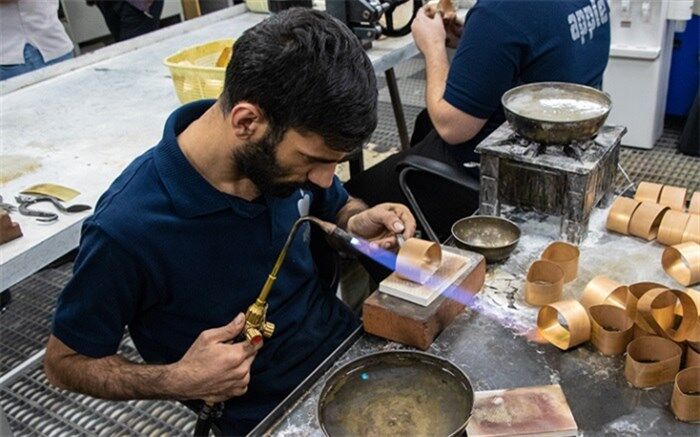 اجرای قانون حذف مالیات بر ارزش افزوده از اصل طلا؛ بازار طلا رونق می‌گیرد؟