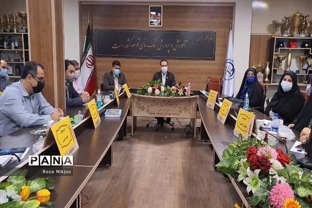 نشست هم‌اندیشی مدیران متوسطه بهارستان یک