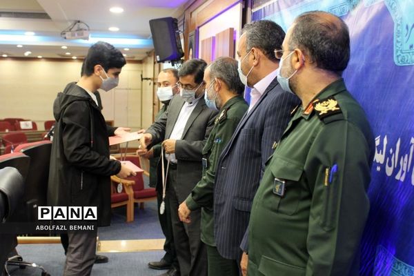 تجلیل از دانش‌آموزان رتبه دوم کشوری لیگ علمی پایا در قم