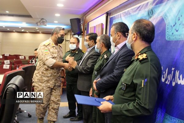 تجلیل از دانش‌آموزان رتبه دوم کشوری لیگ علمی پایا در قم