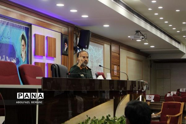 تجلیل از دانش‌آموزان رتبه دوم کشوری لیگ علمی پایا در قم