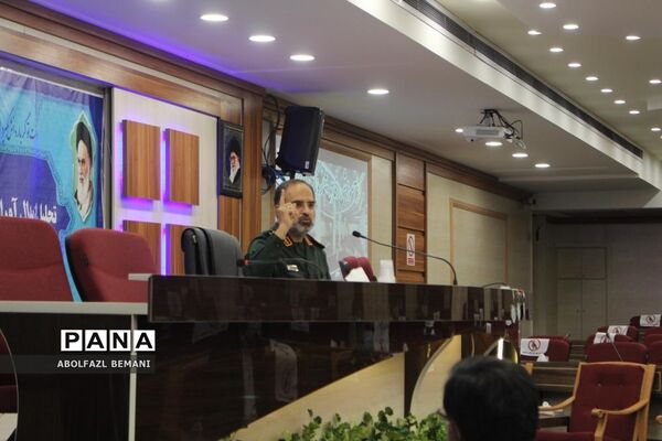 تجلیل از دانش‌آموزان رتبه دوم کشوری لیگ علمی پایا در قم