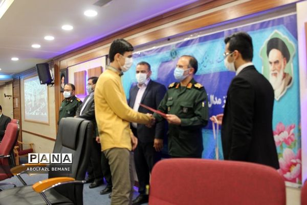تجلیل از دانش‌آموزان رتبه دوم کشوری لیگ علمی پایا در قم