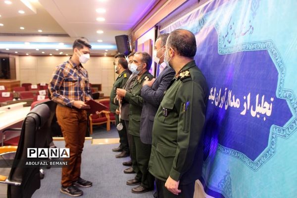 تجلیل از دانش‌آموزان رتبه دوم کشوری لیگ علمی پایا در قم
