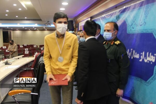 تجلیل از دانش‌آموزان رتبه دوم کشوری لیگ علمی پایا در قم
