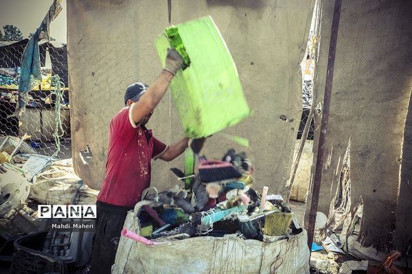 جایی میان زباله‌ها
