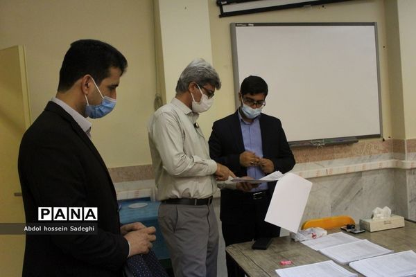 بازدید معاون پرورشی بوشهر  از آثار ارسالی اولین جشنواره مفلحون