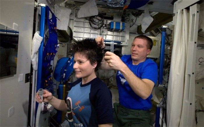 چگونگی کوتاه کردن مو در فضا/فیلم