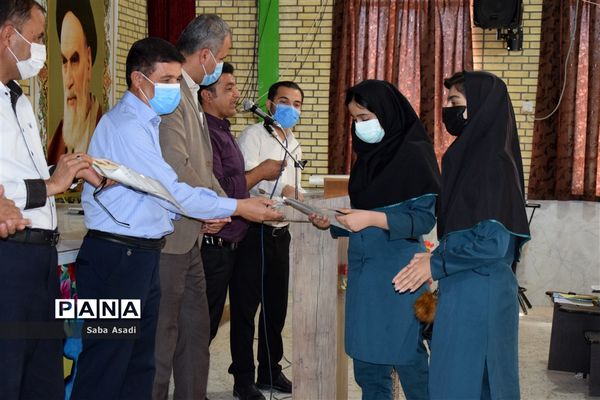 تجلیل از مربیان و دانش آموزان پیشتاز در شهر گله‌دار