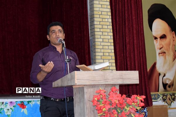 تجلیل از مربیان و دانش آموزان پیشتاز در شهر گله‌دار