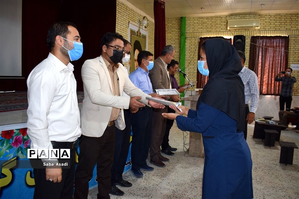 تجلیل از مربیان و دانش آموزان پیشتاز در شهر گله‌دار