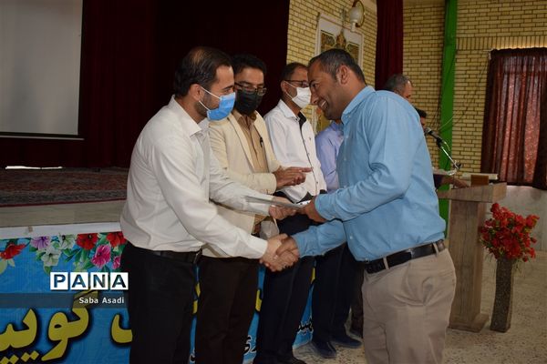 تجلیل از مربیان و دانش آموزان پیشتاز در شهر گله‌دار