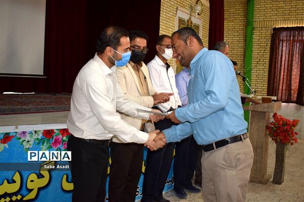تجلیل از مربیان و دانش آموزان پیشتاز در شهر گله‌دار