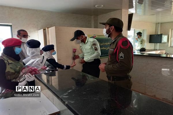 قدردانی دانش آموزان چابهاری از ماموران نیروی انتظامی