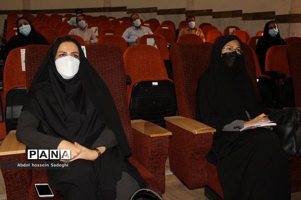 تجلیل از سرگروه‌های برتر فعالیت‌های پرورشی و درس تفکر و سبک زندگی استان بوشهر