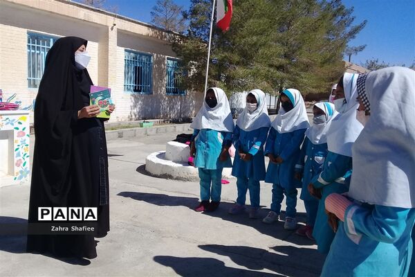 مسابقه نقاشی و قصه گویی با کودکان به مناسبت هفته جهانی کودک در روستای خوانشرف خراسان جنوبی