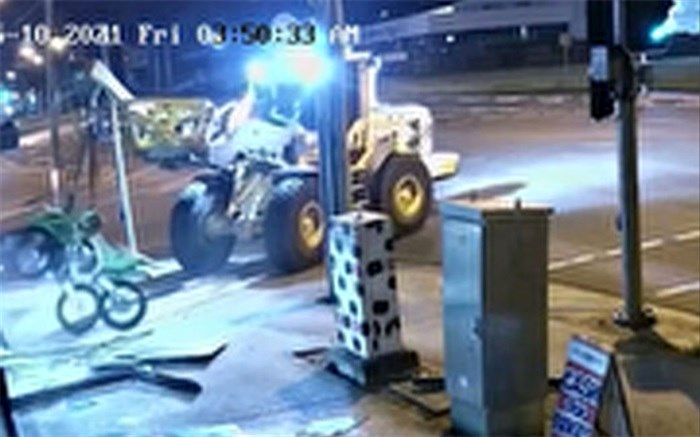 سرقت عجیب و باورنکردنی موتورسیکلت به کمک یک لودر غول‌پیکر!/فیلم