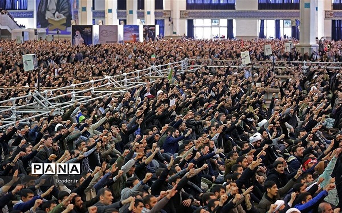 قهرمانان کشتی در جمع نمازگزاران تجلیل می‌شوند