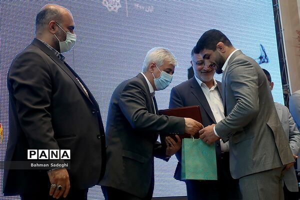 مراسم تجلیل از کشتی‌گیران تیم ملی