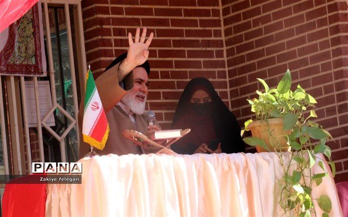 حضرت فاطمه زهرا(س) برترین الگو برای کل افراد جامعه است