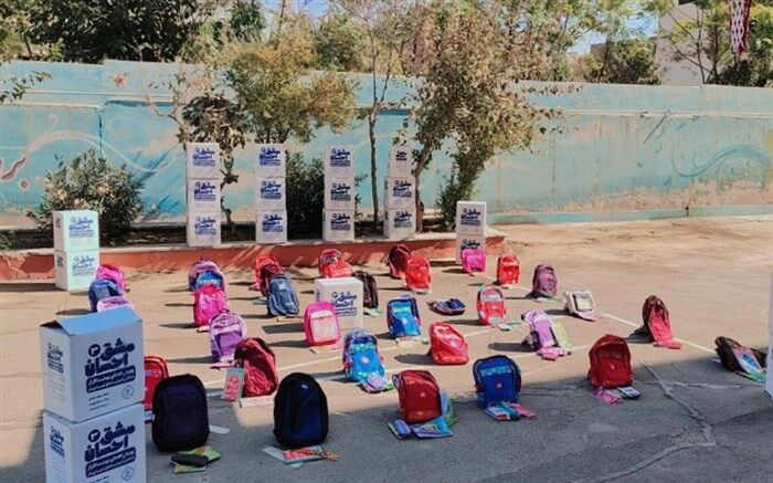 مشق احسان اهدایی  به دانش آموزان نیازمند قرچک